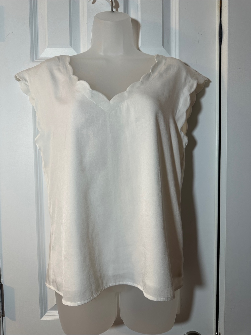 Express Ivory Scalloped V-Neck Sleeveless Blouse